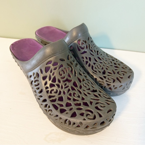 Dansko Pippa Carved Floral Gray and Purple Women's clogs - Picture 1 of 6